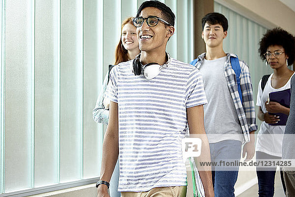 Schüler gehen im Schulkorridor spazieren