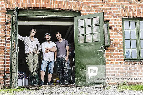 Porträt von drei Brauereiarbeitern