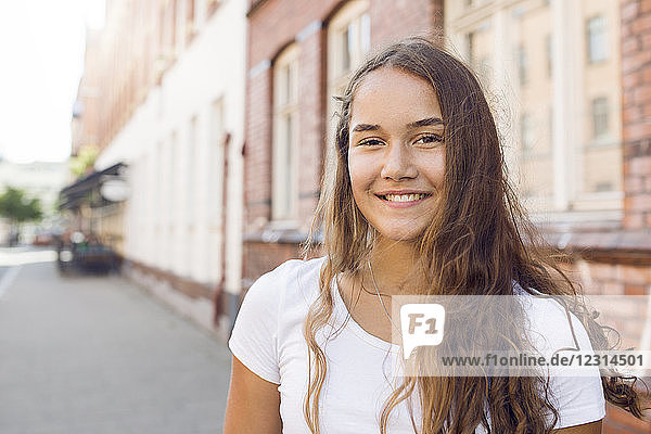 Porträt eines Mädchens im Teenageralter (14-15) in der Stadt