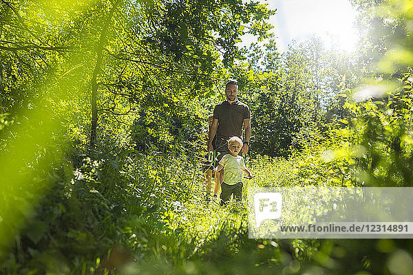 Vater und Sohn (2-3) im Wald