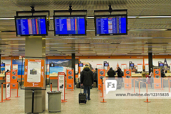 Flughafen und fliegen  Flughafen Malpensa  Bereich Check-in Low Cost Easy Jet