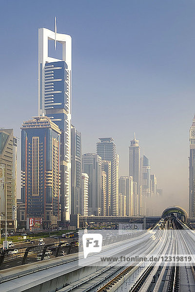 Blick auf das U-Bahn-Netz von Dubai und Wolkenkratzer  Dubai  Vereinigte Arabische Emirate  Naher Osten