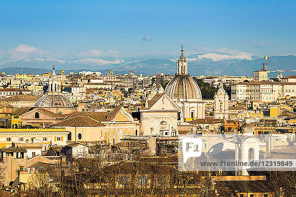 Historische Skyline von Rom mit Kuppeln und Türmen von der Janiculum-Terrasse aus gesehen  Rom  Latium  Italien  Europa