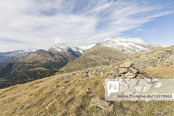 Blick auf das Poschiavo-Tal vom Piz Campasc  Berninapass  Engadin  Kanton Graubünden  Schweiz  Europa