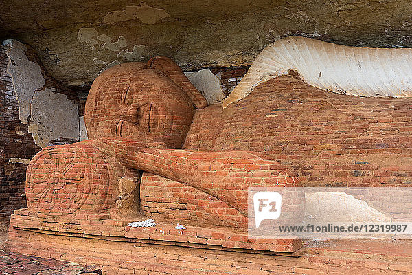 Reclining Buddha statue at Pidurangala Rock Cave Temple  Sigiriya  Sri Lanka  Asia