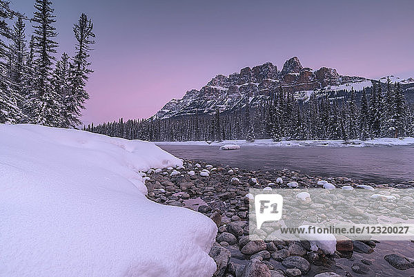 Sonnenaufgang und Schneelandschaft im Winter am Bow River und Castle Mountain im Banff National Park  UNESCO Weltkulturerbe  Alberta  The Rockies  Kanada  Nordamerika
