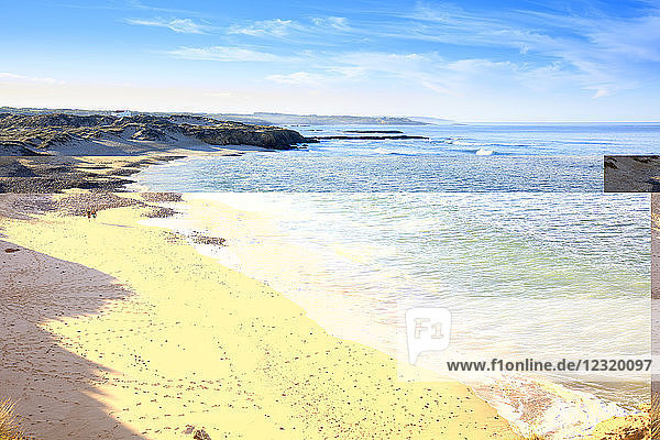 Der Strand von Vila Nova de Milfontes an der Küste des Alentejo  Portugal  Europa