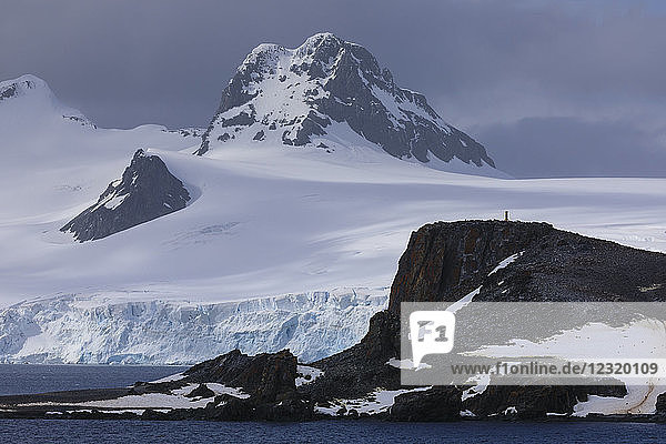 Halbmondinsel  Berg- und Gletscherkulisse der Livingston-Insel  Süd-Shetland-Inseln  Antarktis  Polarregionen