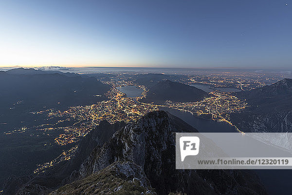 Überblick über Lecco bei Sonnenaufgang vom Monte Coltignone  Lombardei  Italien  Europa
