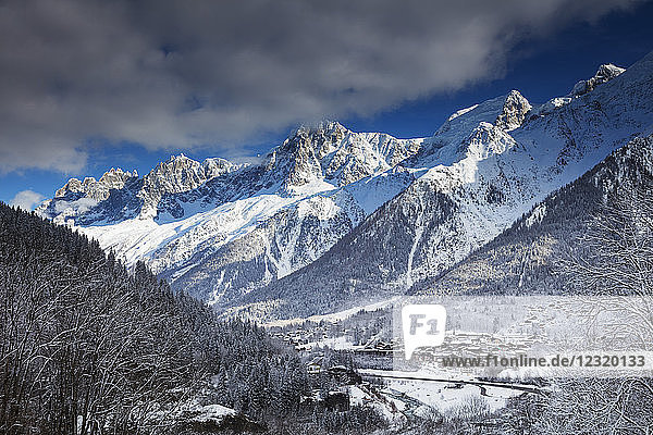 Dorf Les Houches unterhalb des Mont Blanc  Chamonix  Hochsavoyen  Rhone-Alpen  Frankreich  Europa