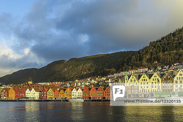 Hanseatische Holzgebäude am Hafen von Bryggen (dem Dock)  UNESCO-Weltkulturerbe  Bergen  Hordaland  Norwegen  Skandinavien  Europa