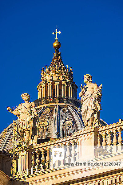 Kuppel und Statuen des Petersdoms im frühen Morgenlicht  Vatikanstadt  UNESCO-Weltkulturerbe  Rom  Latium  Italien  Europa