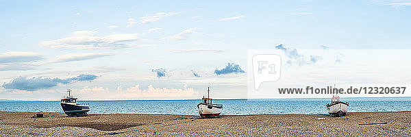 Fischerboot am Strand von Dungeness  Kent  England  Vereinigtes Königreich  Europa