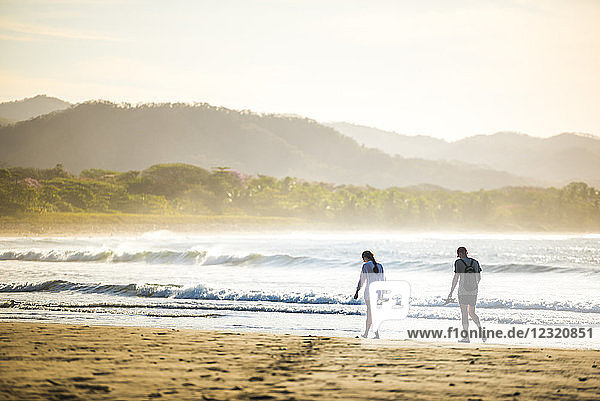 Pärchen am Strand Playa Buena Vista bei Sonnenaufgang  Provinz Guanacaste  Costa Rica  Mittelamerika