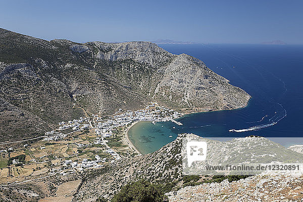 Blick über Kamares und die Bucht von Kamares von der Kirche Agios Simeon  Sifnos  Kykladen  Ägäisches Meer  Griechische Inseln  Griechenland  Europa
