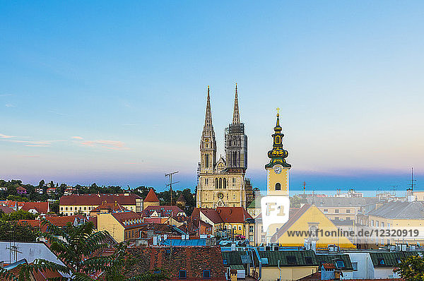 Ansicht der Kathedrale der Himmelfahrt der Heiligen Jungfrau Maria  Zagreb  Kroatien  Europa