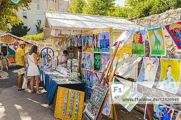 Kunst zum Verkauf an einem Stand in Zagreb  Kroatien  Europa