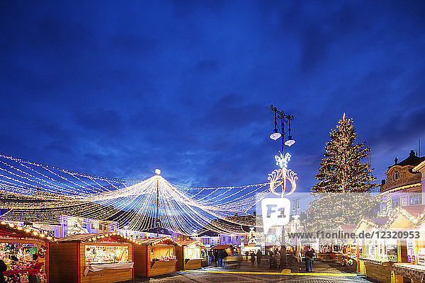 Weihnachtsmarkt auf der Plaza Piata Mare  Sibiu  Rumänien  Europa