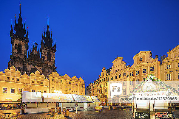 Weihnachtsmarkt auf dem Altstädter Ring und die Kirche Unserer Lieben Frau vor Tyn  Altstadt  UNESCO-Weltkulturerbe  Prag  Tschechische Republik  Europa