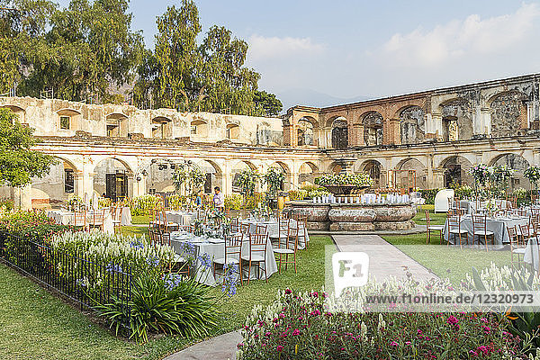 Ruinen des Innenhofs des Klosters Santa Clara in Antigua  UNESCO-Weltkulturerbe  Guatemala  Mittelamerika