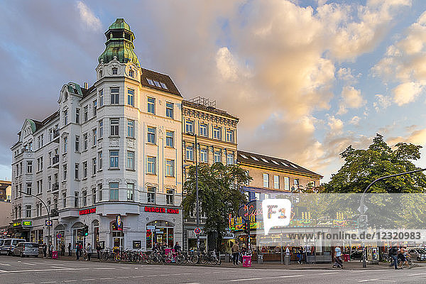 Gebäude an der Kreuzung von Reeperbahn und Davidstraße bei Sonnenuntergang  Hamburg  Deutschland  Europa