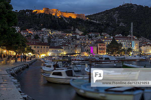 Der Hafen von Hvar Stadt und die Spanische Festung in der Abenddämmerung  Hvar  Kroatien  Europa