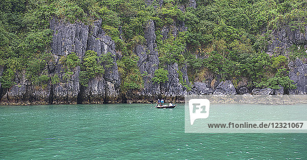 Fishermen in the Lan Ha Bay  Cat Ba Island  a typical Karst landscape in Vietnam  Indochina  Southeast Asia  Asia