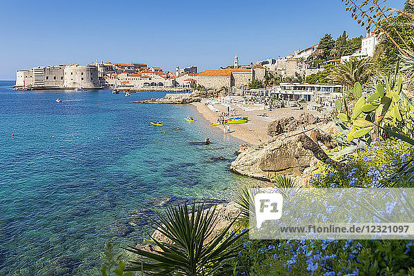 Blick auf den Strand Banje und die Altstadt von Dubrovnik im Hintergrund  Kroatien  Europa