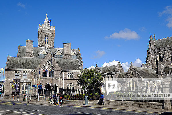 Christ Church Cathedral und die Synodenhalle  das Gebäude  in dem Dublinia untergebracht ist  Dublin  Republik Irland  Europa