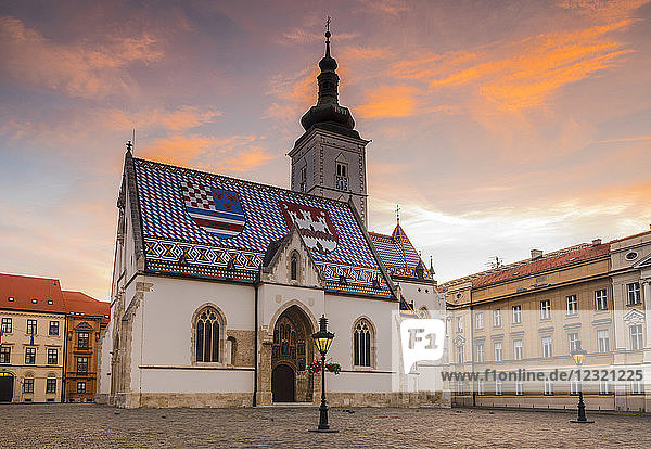 Markuskirche am Marktplatz in der Morgendämmerung  Regierungsviertel  Oberstadt  Zagreb  Kroatien  Europa