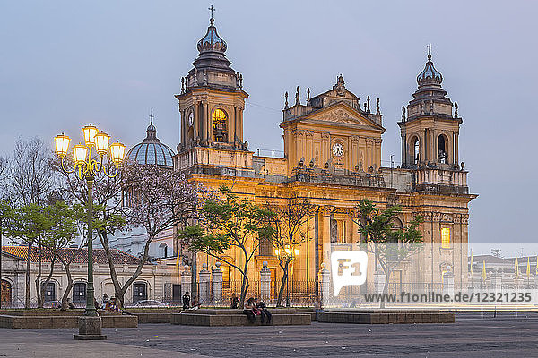 Die Metropolitan-Kathedrale in Guatemala-Stadt in der Abenddämmerung  Guatemala  Mittelamerika