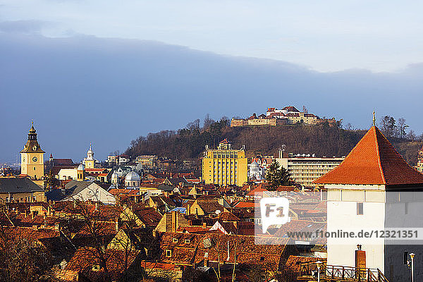 Kirchturm und alte Stadthäuser unterhalb der Zitadelle  Brasov  Rumänien  Europa