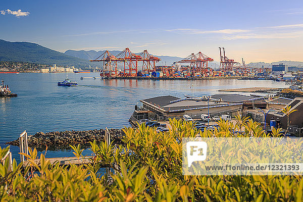 Blick auf North Vancouver  Waterfront und Hafen vom Granville Plaza  Vancouver  British Columbia  Kanada  Nordamerika
