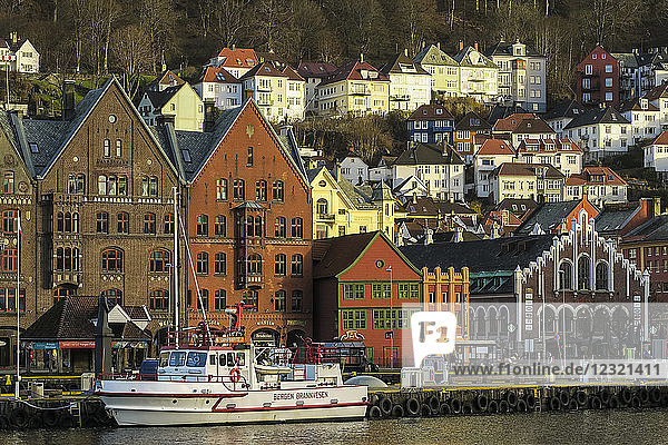 Das hölzerne Hansemuseum und das zinnenbewehrte Einkaufszentrum Kjottbasaren rechts am Ufer des Bryggen  UNESCO-Welterbe  Bergen  Hordaland  Norwegen  Skandinavien  Europa