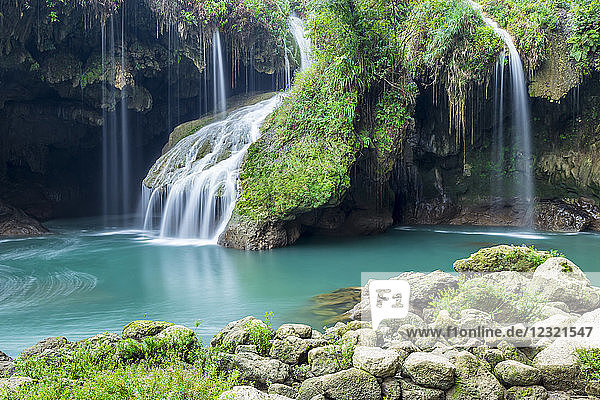 Wasserfall am Cahabon-Fluss im Semuc Champey-Nationalpark  Guatemala  Mittelamerika