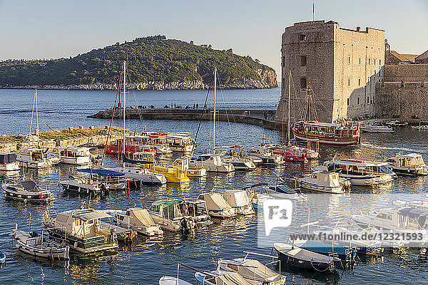 Blick auf den alten Hafen von Dubrovnik und die Insel Lokrum im Hintergrund  Kroatien  Europa