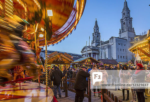Blick auf Karussell und Weihnachtsmarktstände auf dem Weihnachtsmarkt  Millennium Square  Leeds  Yorkshire  England  Vereinigtes Königreich  Europa