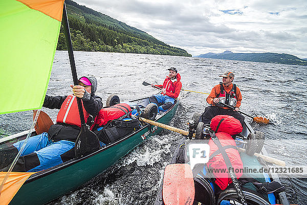 Kanufahrt auf dem Abschnitt Loch Ness des Caledonian Canal  Schottische Highlands  Schottland  Vereinigtes Königreich  Europa