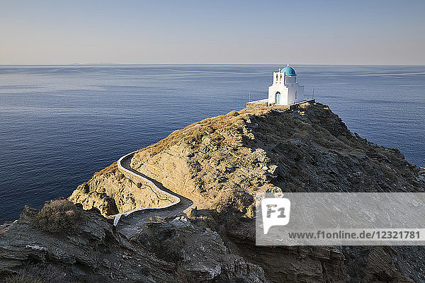 Weiße griechisch-orthodoxe Kapelle von Eftamartyres auf Landzunge  Kastro  Sifnos  Kykladen  Ägäisches Meer  Griechische Inseln  Griechenland  Europa