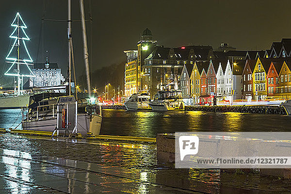 Der Hafen von Vagen bei Nacht mit der Bryggen-Wasserfront  UNESCO-Weltkulturerbe  und der Festung Bergenhus  Bergen  Hordaland  Norwegen  Skandinavien  Europa