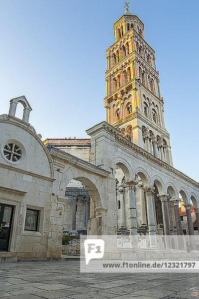 Die Kathedrale Sveti Duje in Split im ersten Licht  Split  Kroatien  Europa