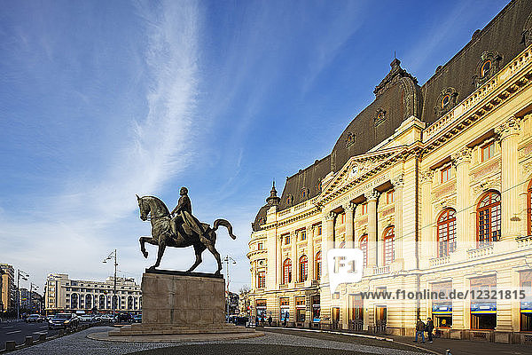Zentrale Universitätsbibliothek und Statue von König Carol I. von Rumänien  Bukarest  Rumänien  Europa