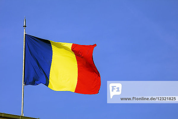 Rumänische Flagge auf dem Arc de Triomph  Bukarest  Rumänien  Europa
