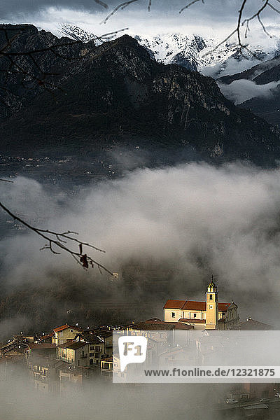 Dorf La Bollene Vesubie im Abendnebel in den Seealpen (Alpes Maritimes)  Frankreich  Europa