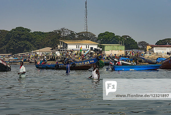 Lokale Fischerboote im Hafen von Conakry  Republik Guinea  Westafrika  Afrika