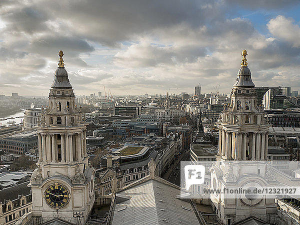 St. Pauls Cathedral Zwillingstürme Rahmen Stadtbild  London  England  Vereinigtes Königreich  Europa