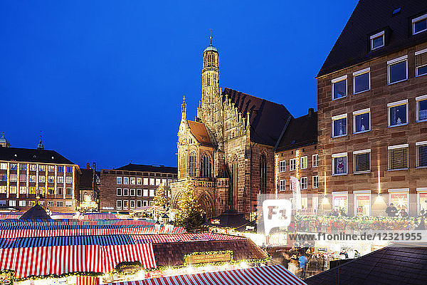 Nürnberg (Nürnberg) Christkindlesmarkt auf dem Marktplatz  Frauenkirche  Nürnberg  Franken  Bayern  Deutschland  Europa