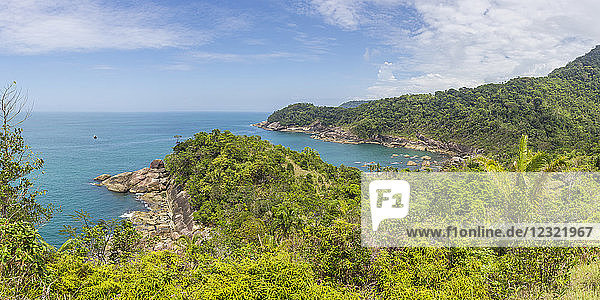 Panoramablick über die Galhetas-Bucht bei Paraty  Rio de Janeiro  Brasilien  Südamerika