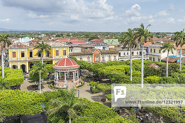 Blick vom Glockenturm der Kathedrale von Granada über den Hauptplatz  Granada  Nicaragua  Mittelamerika