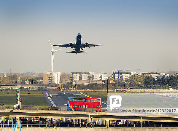 City Airport  Airbus A321 hebt ab  London  England  Vereinigtes Königreich  Europa